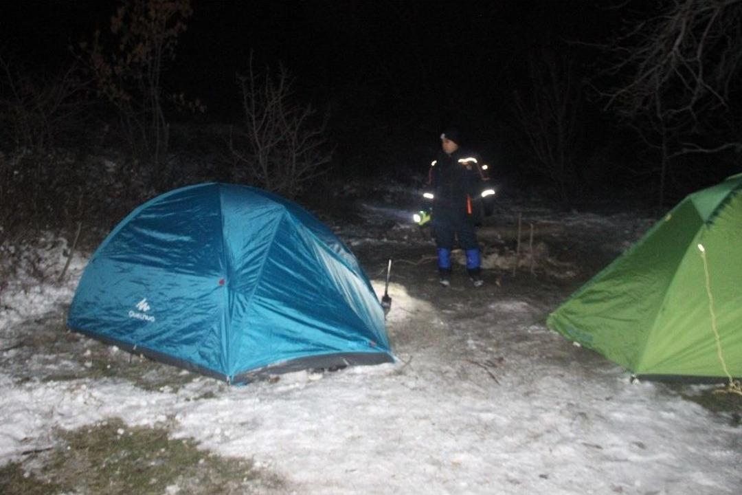 Ailelerinin Ulaşamadığı &Ouml;ğrenciler, Arazide &Ccedil;adırda Uyurken Bulundu