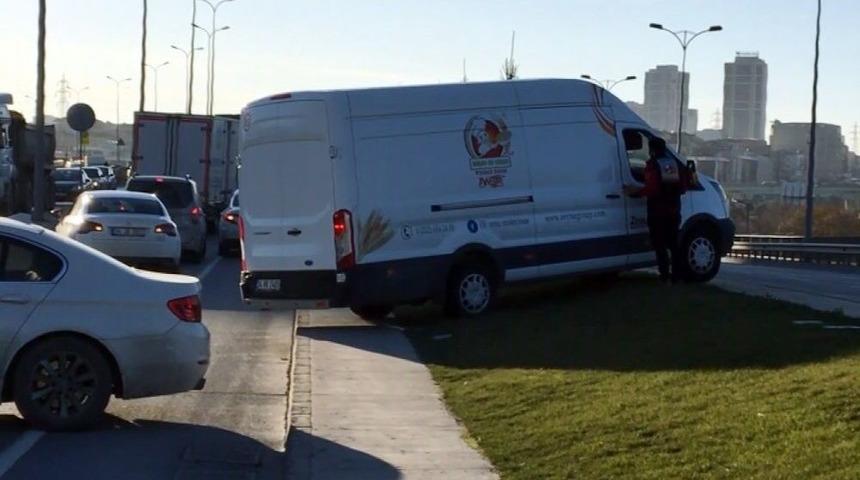 Trafik Yoğunluğuna Dayanamayan Vatandaşlar Kaldırımı Yol Yaptılar
