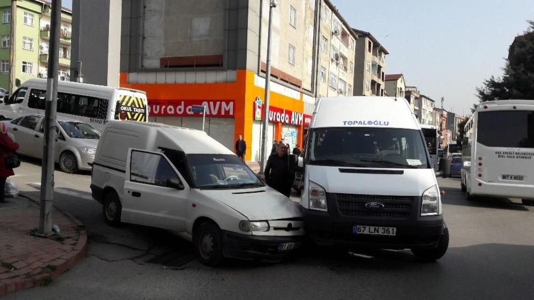 &Ouml;ğrenci Servisi Hafif Ticari Kamyonetle &Ccedil;arpıştı: 1 Yaralı