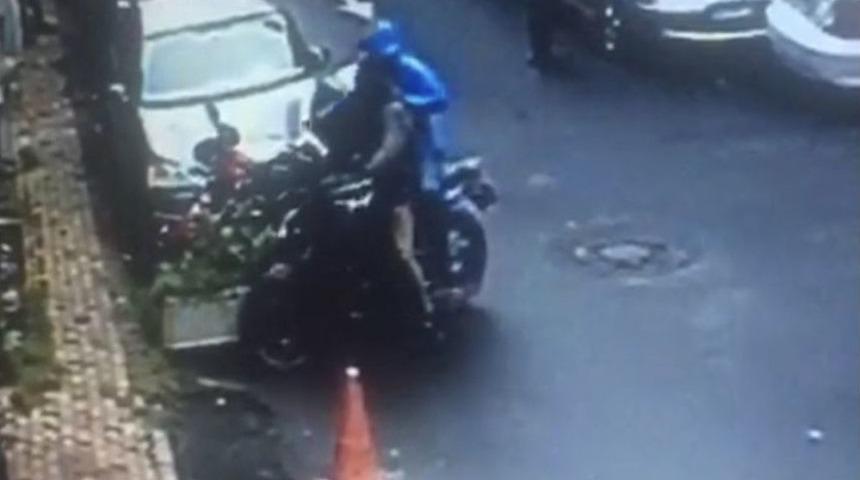 Bu Kez Motosikleti Değil Kaskı &Ccedil;aldılar