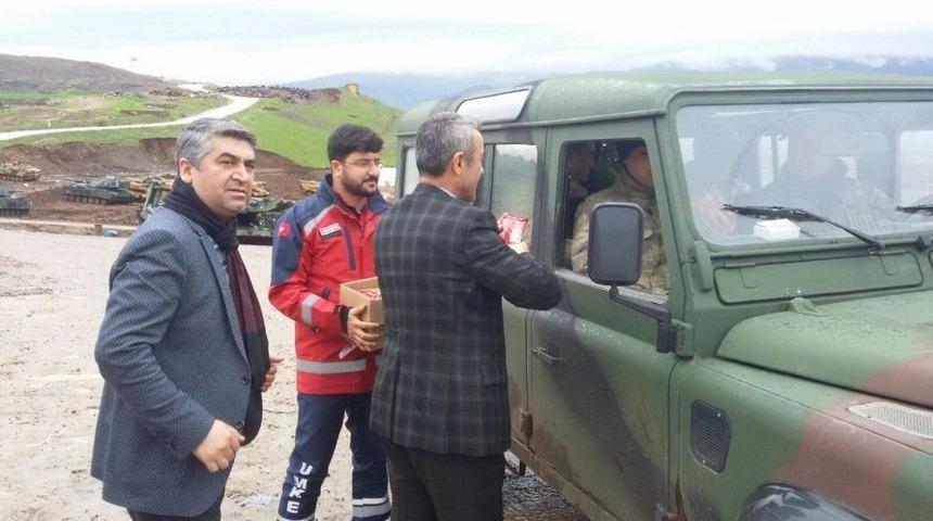 Sağlık&ccedil;ılar Mehmet&ccedil;iğe Yerfıstığı Dağıttı