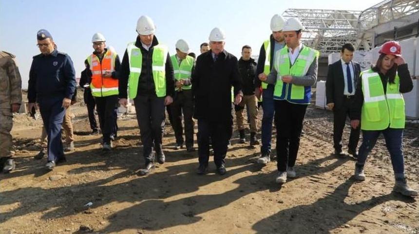 Vali Yıldırım, Havaalanı İnşaatında İncelemelerde Bulundu