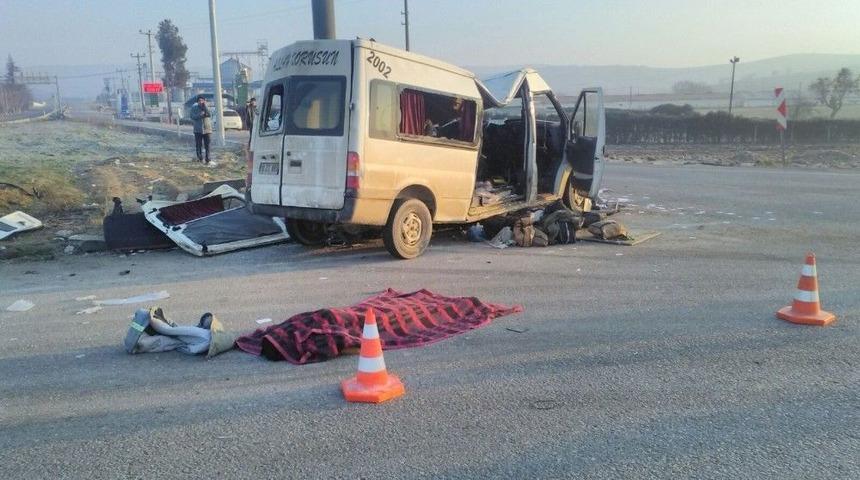 Servis Aracı Minib&uuml;sle &Ccedil;arpıştı: 3 &Ouml;l&uuml;, 32 Yaralı