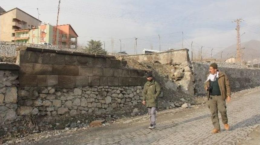 Hakkari&rsquo;de Mezarlık Duvarları Onarılmayı Bekliyor