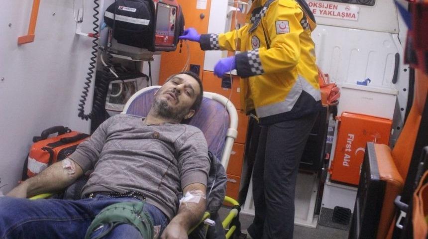 Emniyet Şeridindeki Otomobile Tır &Ccedil;arptı: 1 Yaralı
