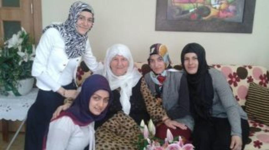 Gen&ccedil;lerden Anne Toptan&rsquo;a Ziyaret