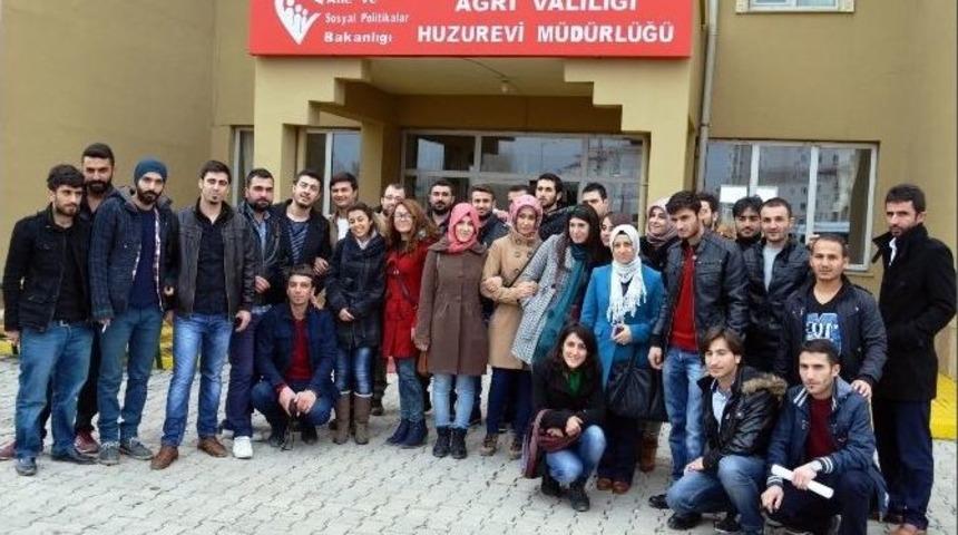 Ağrılı &Ouml;ğrenciler Huzur Evi Sakinlerini Ziyaret Etti