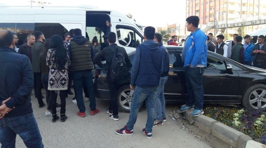 Kızıltepe&rsquo;de Otomobil &Ouml;ğrenci Servisine &Ccedil;arptı