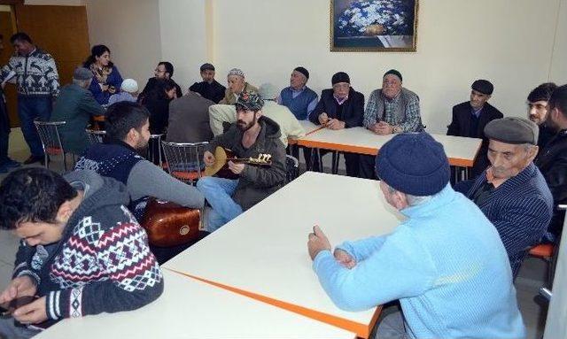 Ağrılı Öğrenciler Huzur Evi Sakinlerini Ziyaret Etti