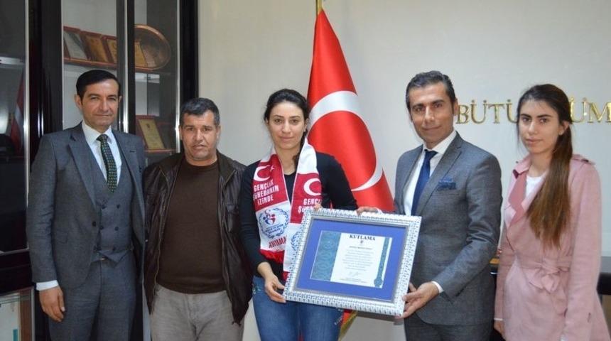 Eskrim Sporcusu Merve Ersoy Mutluluğunu M&uuml;d&uuml;r Keleş İle Paylaştı