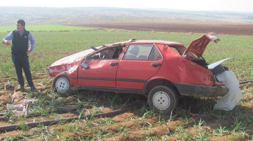 Yoldan &Ccedil;ıkan Otomobil Sarımsak Tarlasına Girdi: 1 &Ouml;l&uuml;, 2 Yaralı