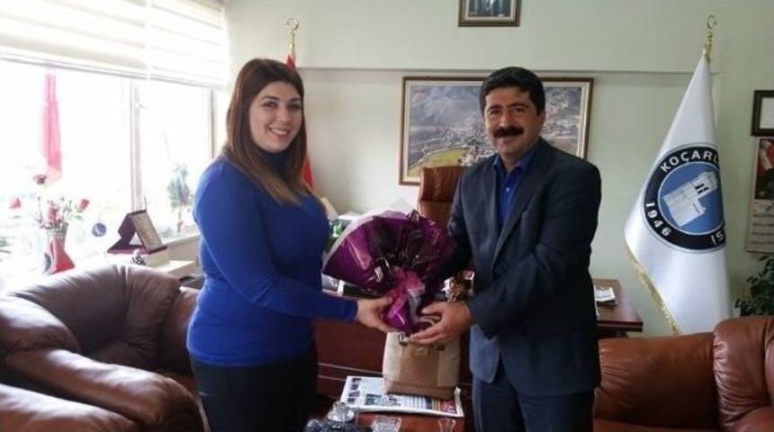 Başkan &Ouml;zt&uuml;rk&rsquo;ten Se&ccedil;ilmiş Kadınlara &Ccedil;i&ccedil;ek