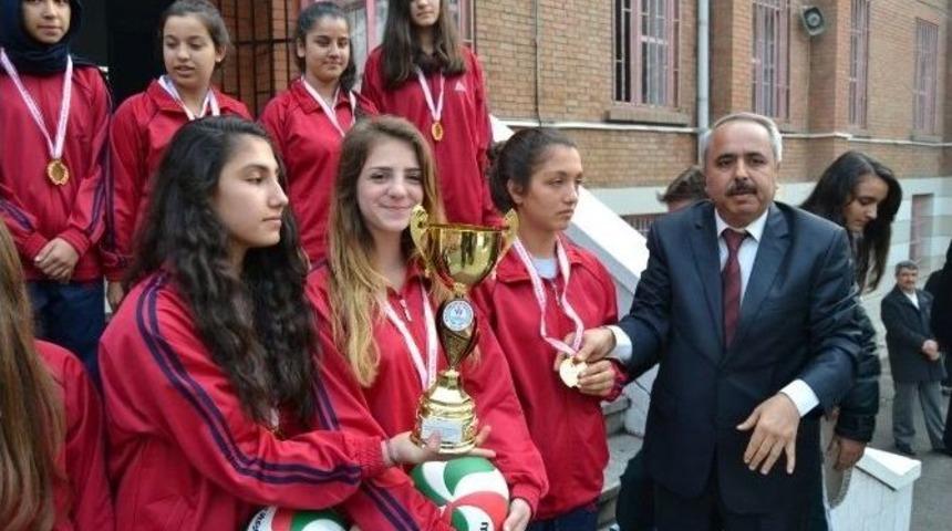 Voleybola Turgutlu Damgası