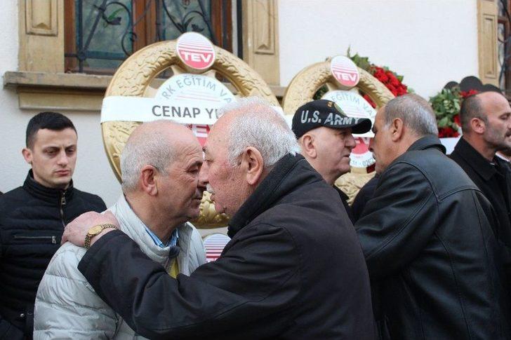 Sakaryaspor Teknik Direktörü Engin Korukır’ın Annesi Kocaeli’de Toprağa Verildi G3