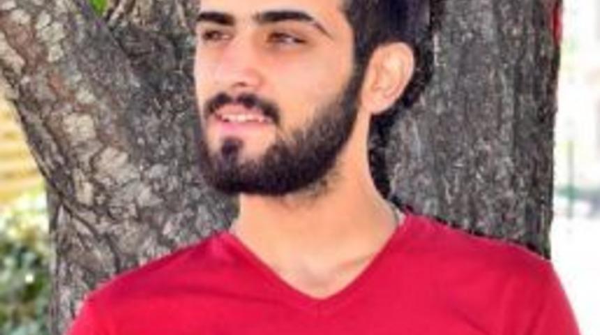 Otomobil Direğe &Ccedil;arpti: 1 &Ouml;l&uuml;, 3 Yarali
