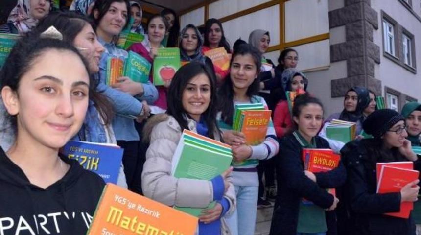 Aydin Doğan Vakfi'ndan, &Ouml;ğrencilere &Uuml;niversite Hazirlik Seti