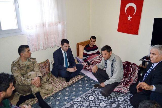 Teröristlerle Girilen Çatışmada Yaralanan Asker Baba Evine Getirildi 1