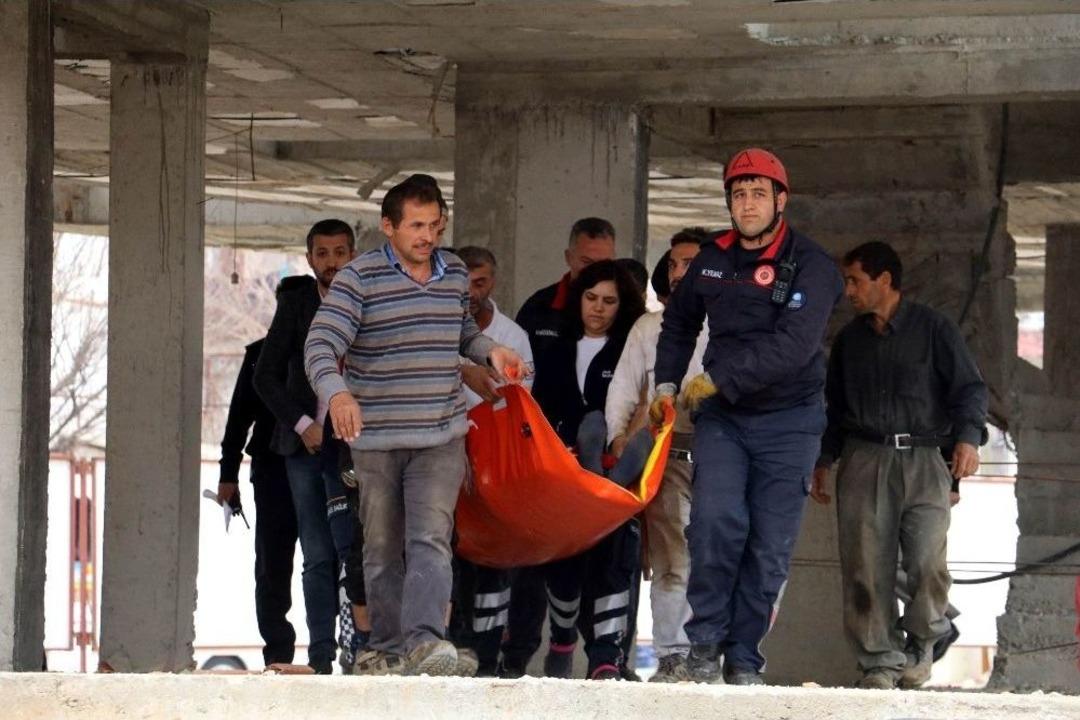 Başına Tahta Bloklar D&uuml;şen İnşaat İş&ccedil;isi &Ouml;l&uuml;mden D&ouml;nd&uuml;