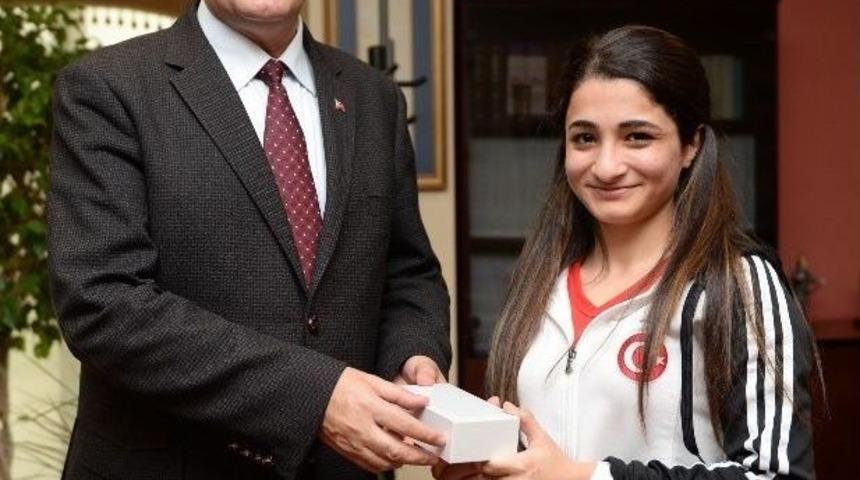Olimpiyat Şampiyonuna &Ouml;d&uuml;l