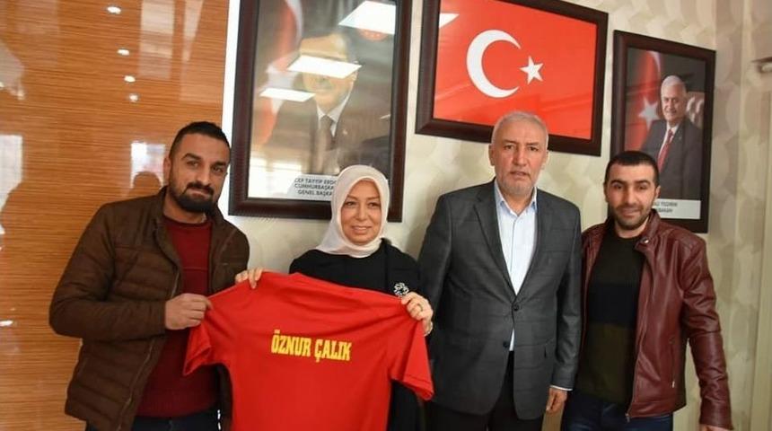 Malatyaspor Taraftarlar Derneği&rsquo;nden &Ccedil;alık&rsquo;a Forma