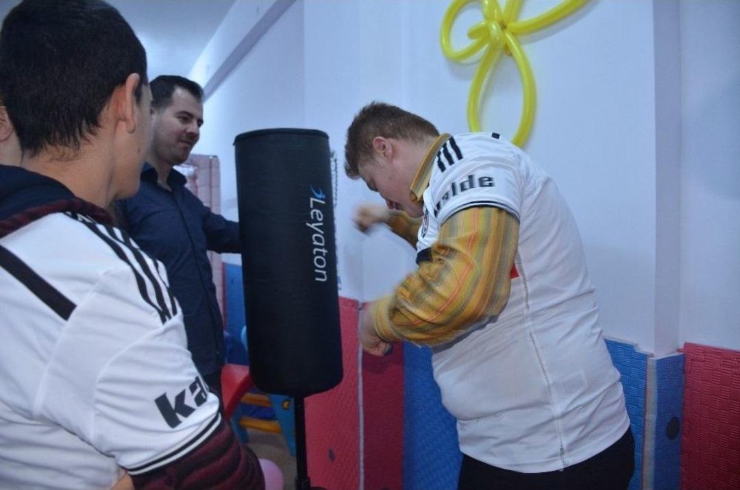 &Ouml;zel Gereksinimli &Ccedil;ocuklara Rumeli T&uuml;rkleri K&uuml;lt&uuml;r Ve Yardımlaşma Derneğinden Maddi Manevi Destek