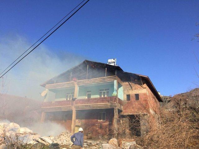 Elazığ’da Çatı Yangını