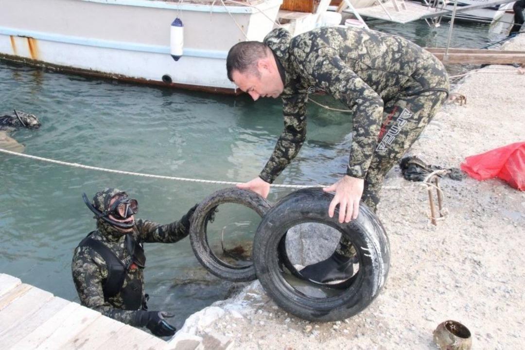 G&uuml;vercinlik Sahilinde Yarım Ton Atık &Ccedil;ıkarıldı