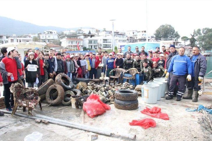 Güvercinlik Sahilinde Yarım Ton Atık Çıkarıldı G4