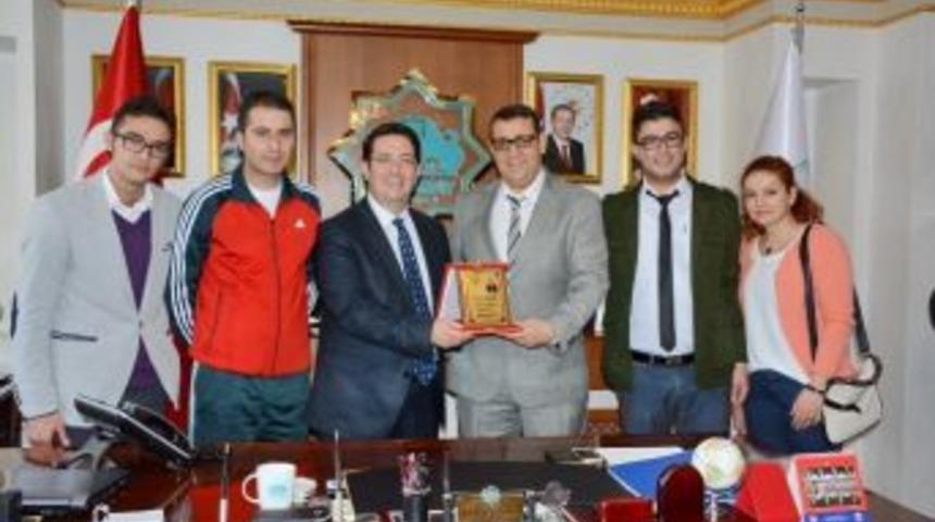 İşitme Engelli Sporculardan Başkan Yazgı&rsquo;ya Teşekk&uuml;r Plaketi
