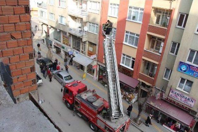 İtfaiyeden Apartman Çatisinda Keçi Kurtarma Operasyonu