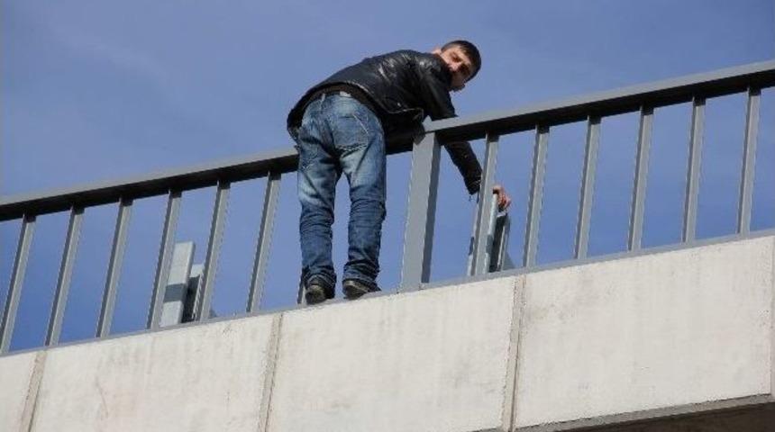 İntihara Kalkıştı, D&uuml;şme Tehlikesi Ge&ccedil;irince Bariyerlere Tutundu