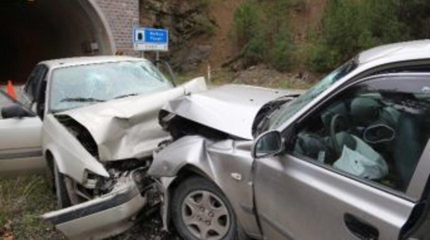 Doğum Yapmakta Olan Eşini Hastaneye Getirirken Kaza Yaptılar