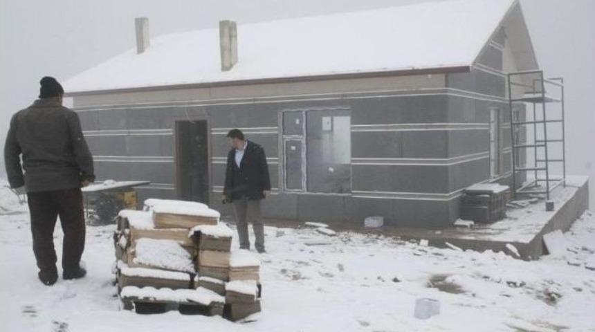 Aladağ&rsquo;a Kayakseverler İ&ccedil;in Kurulan Prefabrik Bina Tamamlandı