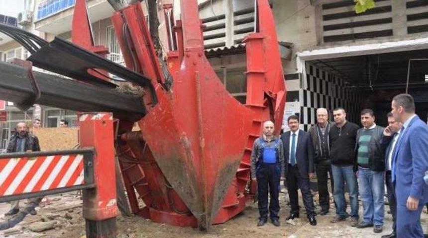 Manisa'da 40 Yillik Ihlamur Ağacinin Yeri Değiştirildi