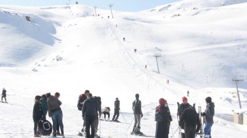 Vatandaşlar Hafta Sonu Kayak Merkezine Akın Etti