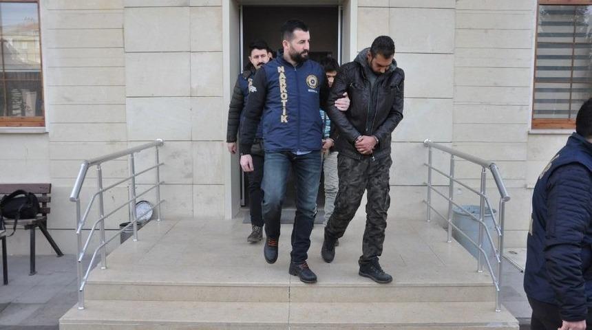 Uşak&rsquo;ta Yabancı Uyruklu Uyuşturucu T&uuml;ccarı 3 Kişi Tutuklandı