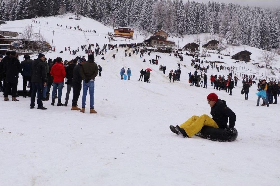 &ldquo;kardan Adam Şenliği&rdquo; Renkli G&ouml;r&uuml;nt&uuml;lere Sahne Oldu