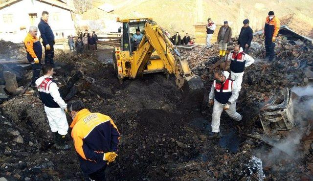 Tosya’da Yangında Hayatını Kaybeden Yaşlı Kadının Kemikleri Enkaz Altında Bulundu