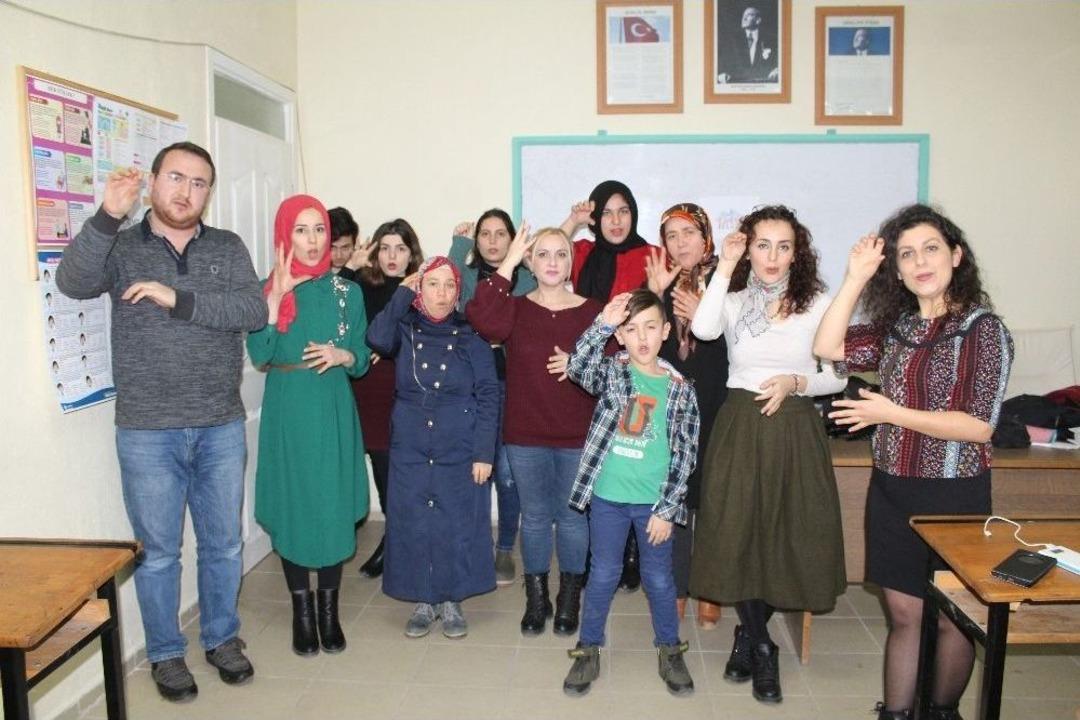 İşaret Diliyle Sessiz &Ccedil;ığlığın Sesi Olacaklar