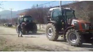 Kapışma İddiaya Dönüşünce, Köy Meydanında Traktörlerini Yarıştırdılar