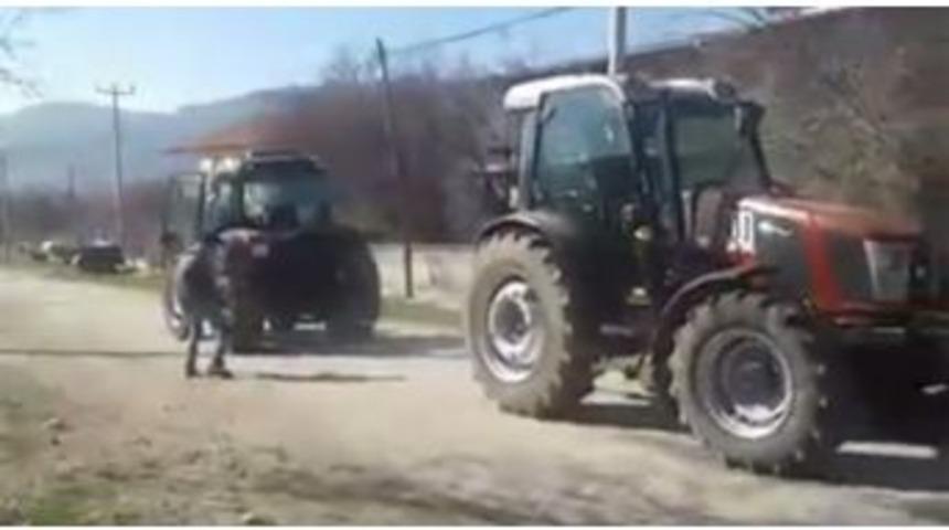 Kapışma İddiaya Dönüşünce, Köy Meydanında Traktörlerini Yarıştırdılar
