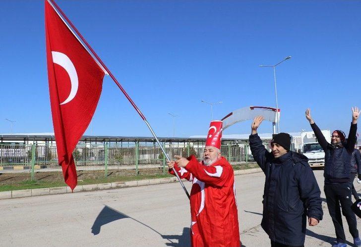 "ışıklı Tosun Paşa" Sınır Kapısında Askere Kavurma İkram Etti G3