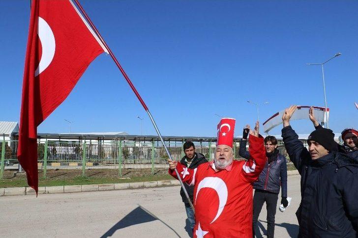 "ışıklı Tosun Paşa" Sınır Kapısında Askere Kavurma İkram Etti G4
