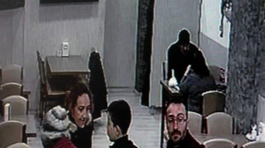 Kokoreç Yediler, İş Yeri Çalışanının Çantasını Çaldılar