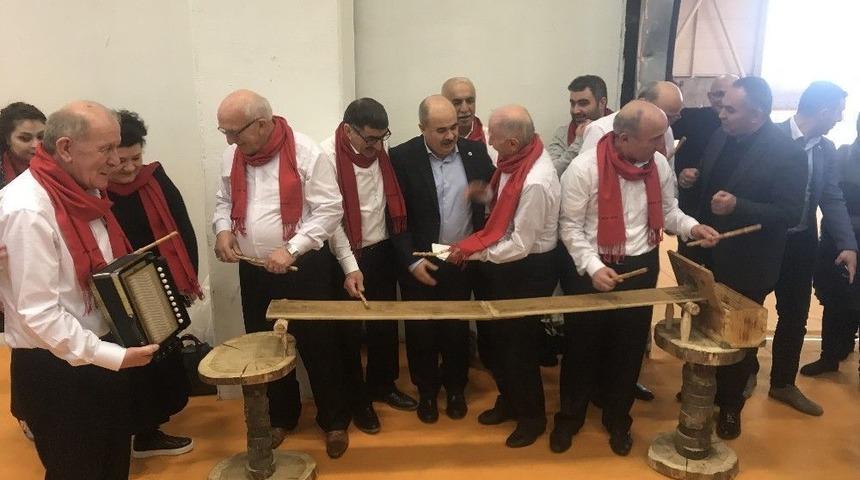 70&rsquo;lik M&uuml;zik Grubu Tahta Par&ccedil;aları İle M&uuml;zik Yaptı