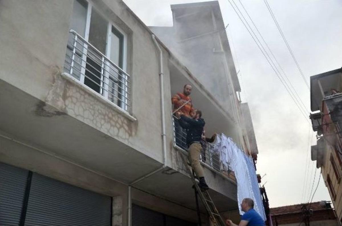 Fatsa&rsquo;da Ev Yangınında 3 Kişi Dumandan Etkilendi