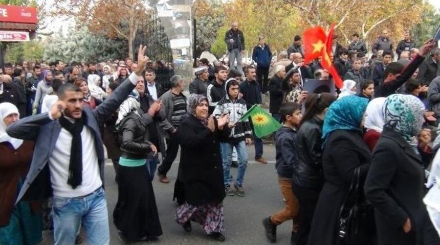 Diyarabakır&rsquo;da Dbp&rsquo;nin Y&uuml;r&uuml;y&uuml;ş&uuml;nde Bayrak Gerginliği