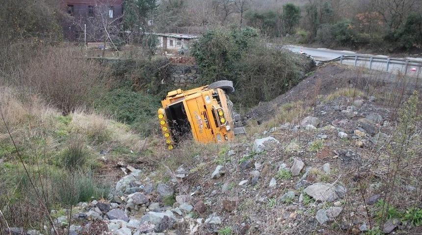 Şarampole U&ccedil;an Kamyondan Burnu Kanamadan &Ccedil;ıktı