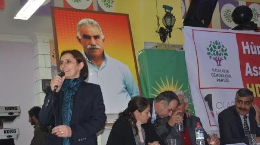 Hdp Kars Kongresinde T&uuml;rk Ve Pkk Bayrağini Yan Yana Astilar