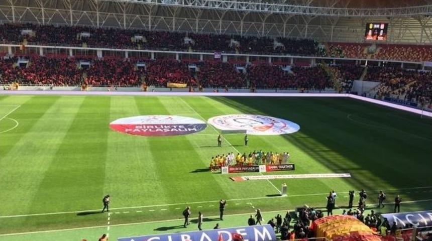 Ma&ccedil;a Gelen Taraftara T&uuml;rk Bayrağı Dağıtıldı